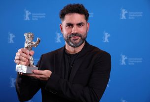 Gabriel Mascaro com o Urso de Prata em Berlim / Não possuimos o direito ou autoria desta fotografia.