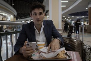 Still do filme 'Agente Imobiliário Sem Casa Para Viver'
